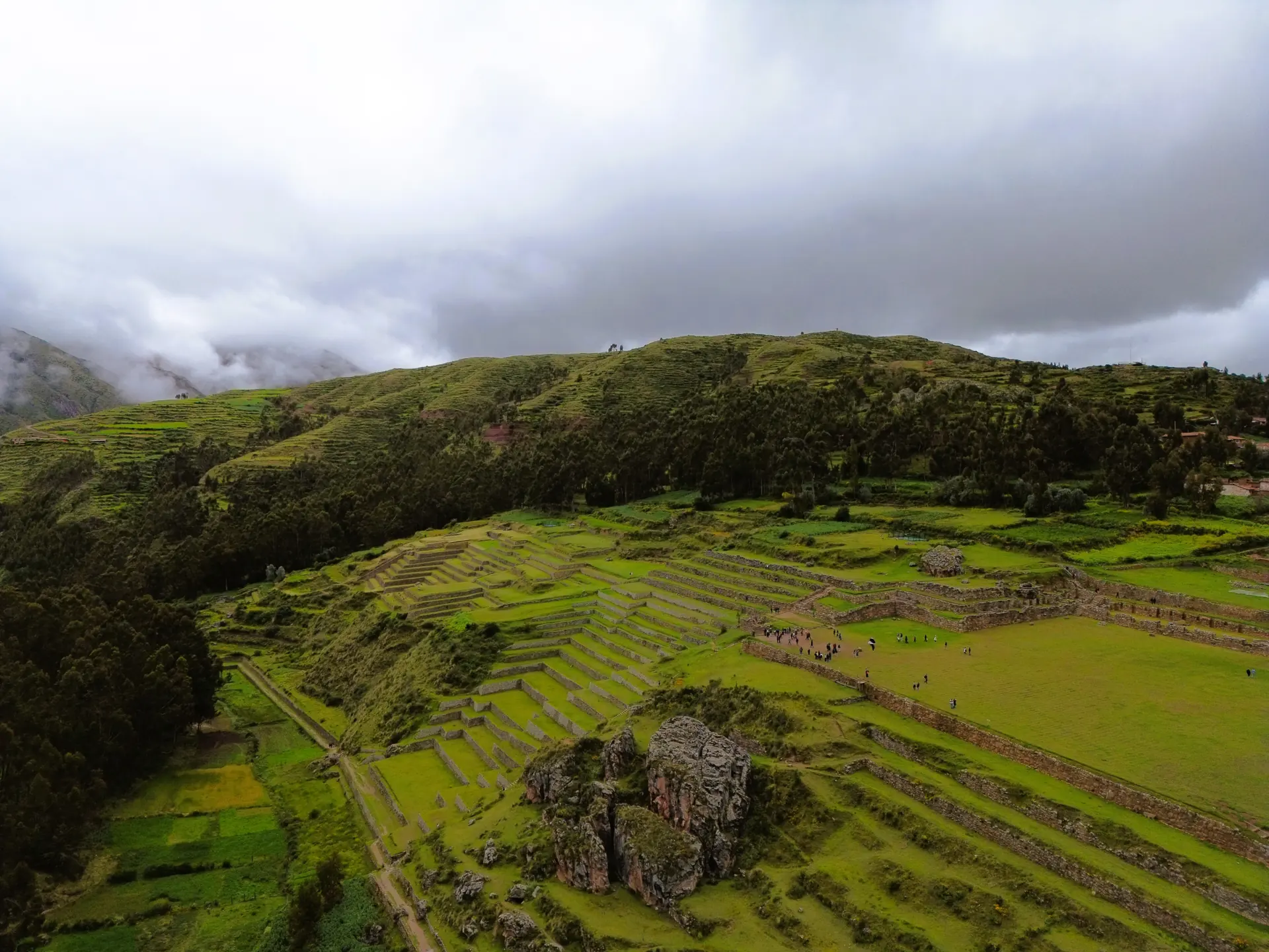 Terrazas incas y paisajes del Valle Sagrado en Chinchero