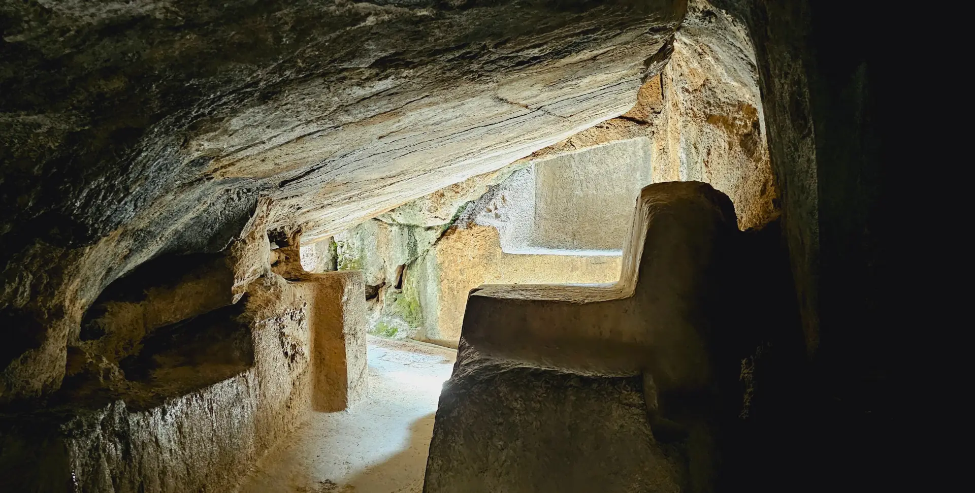 Ruinas de Qenqo – centro ceremonial inca tallado en roca viva – Cusco