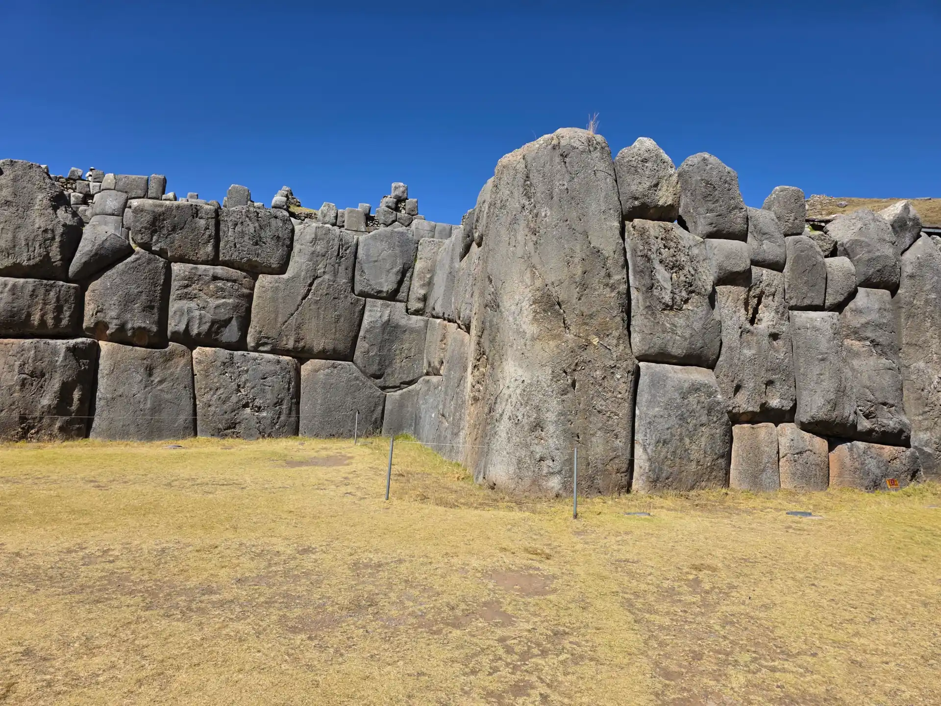 Fortaleza de Sacsayhuamán con piedras ciclópeas – City Tour Cusco Hola Cusco
