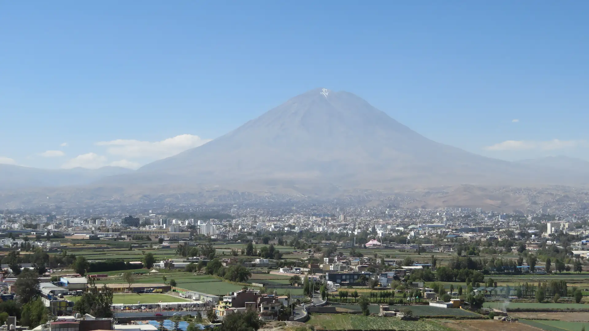 Campiña de Arequipa con el volcán Misti de fondo.
