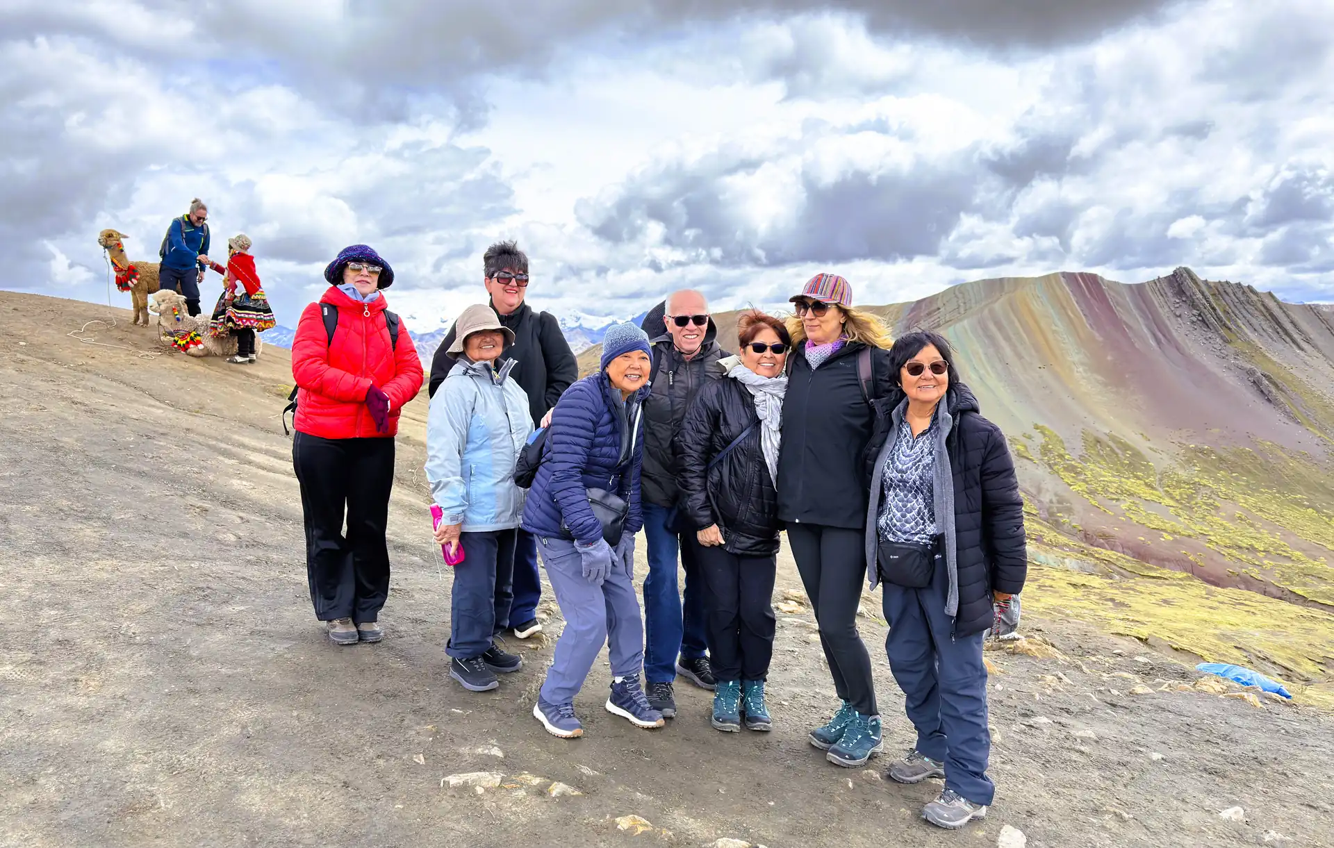 Turistas disfrutando de las montañas de colores Palcoyo
