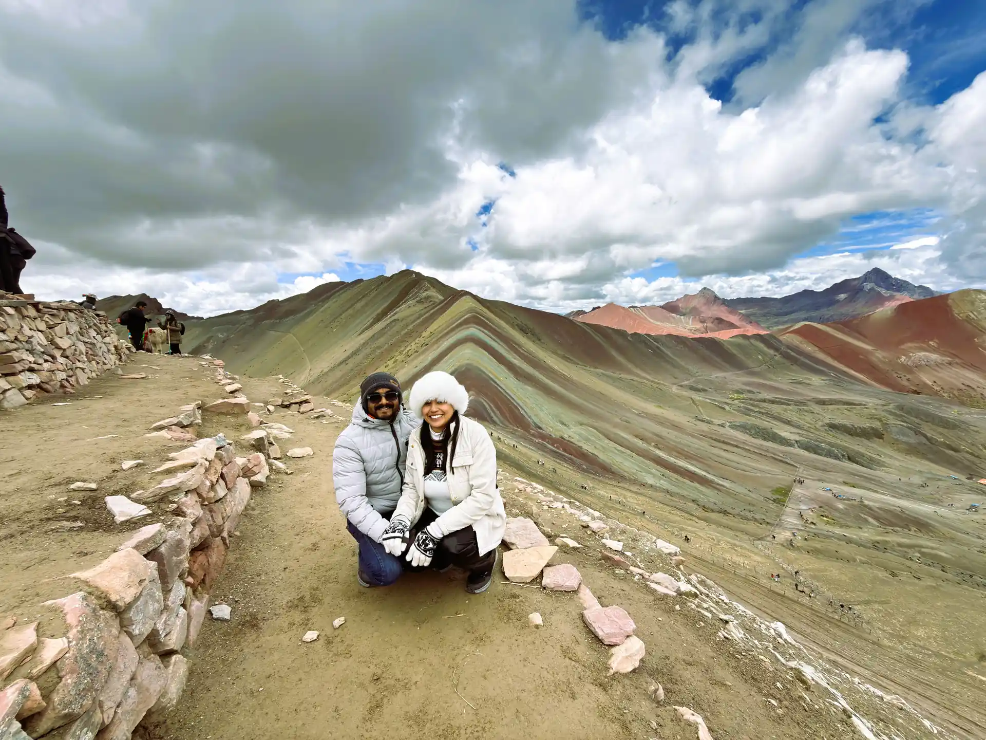 Grupo de turistas en la Montaña de Colores