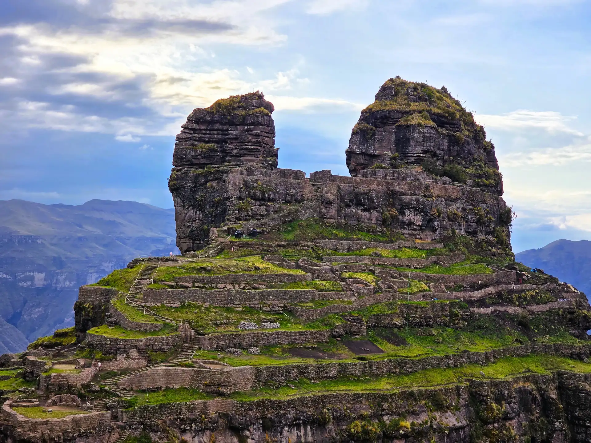 Vista panorámica de la fortaleza inca de Waqrapukara sobre las rocas