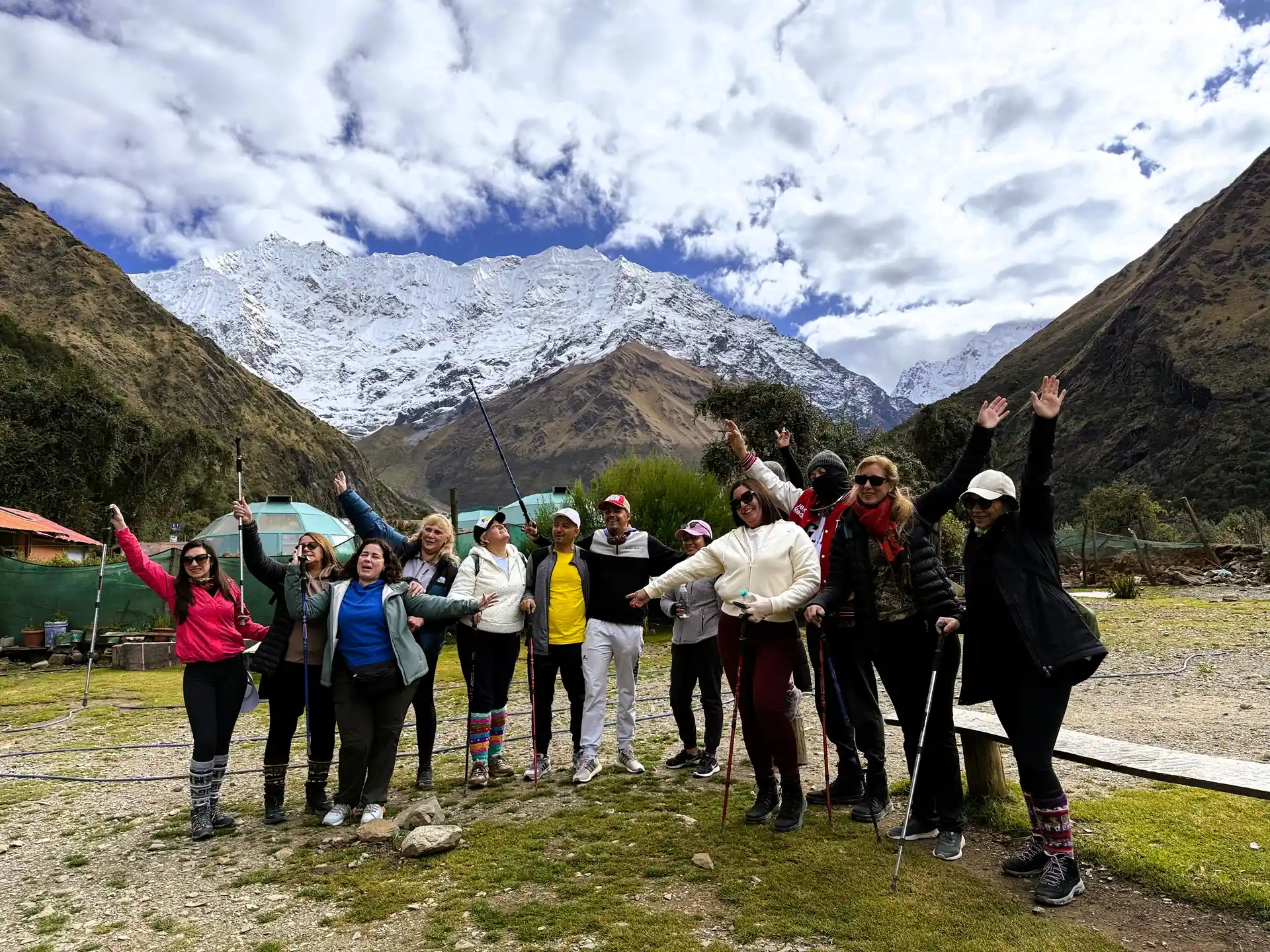 Viajeros disfrutando de la Laguna Humantay en Cusco
