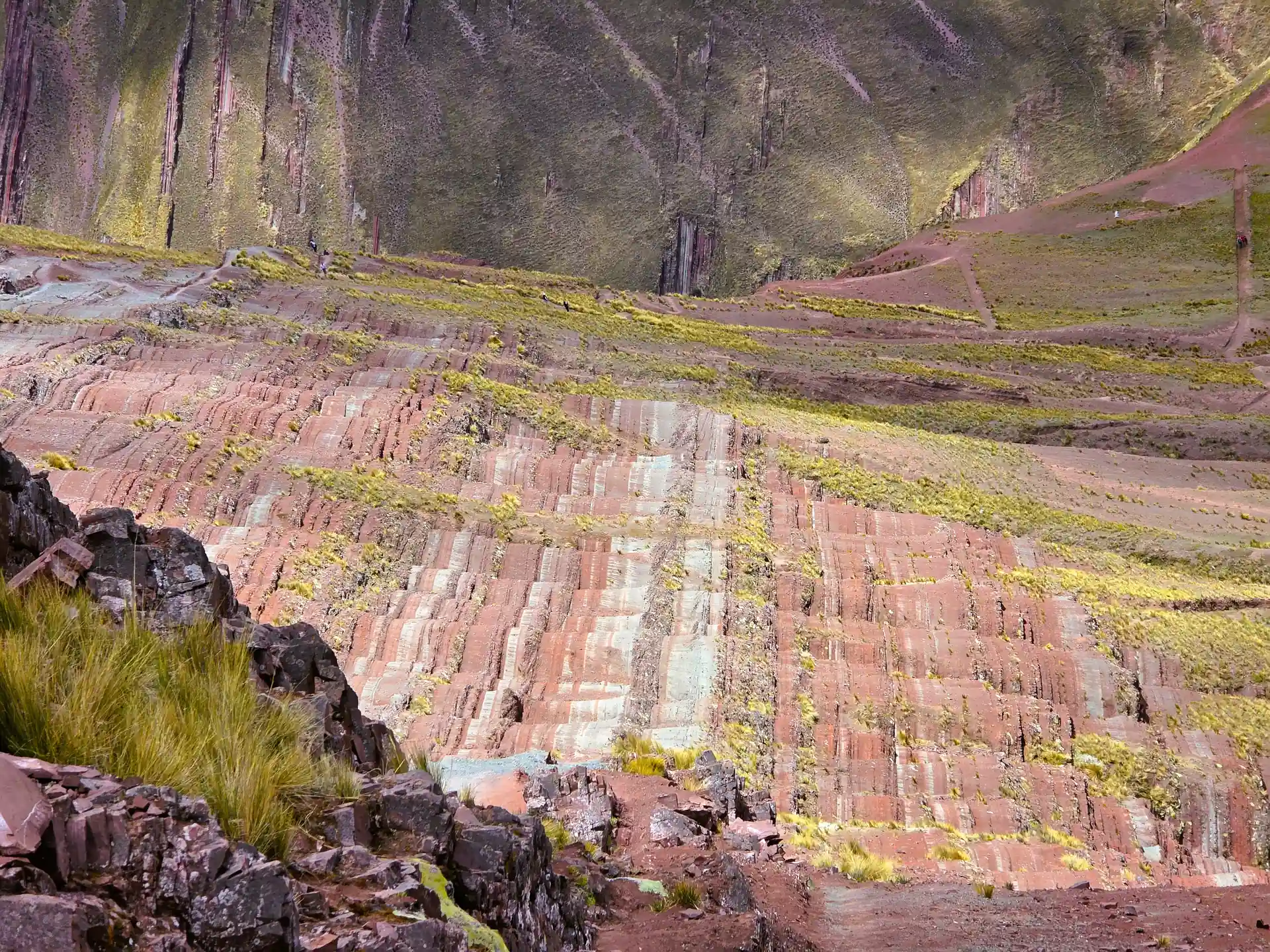 Sendero hacia Pallay Punchu con franjas multicolores
