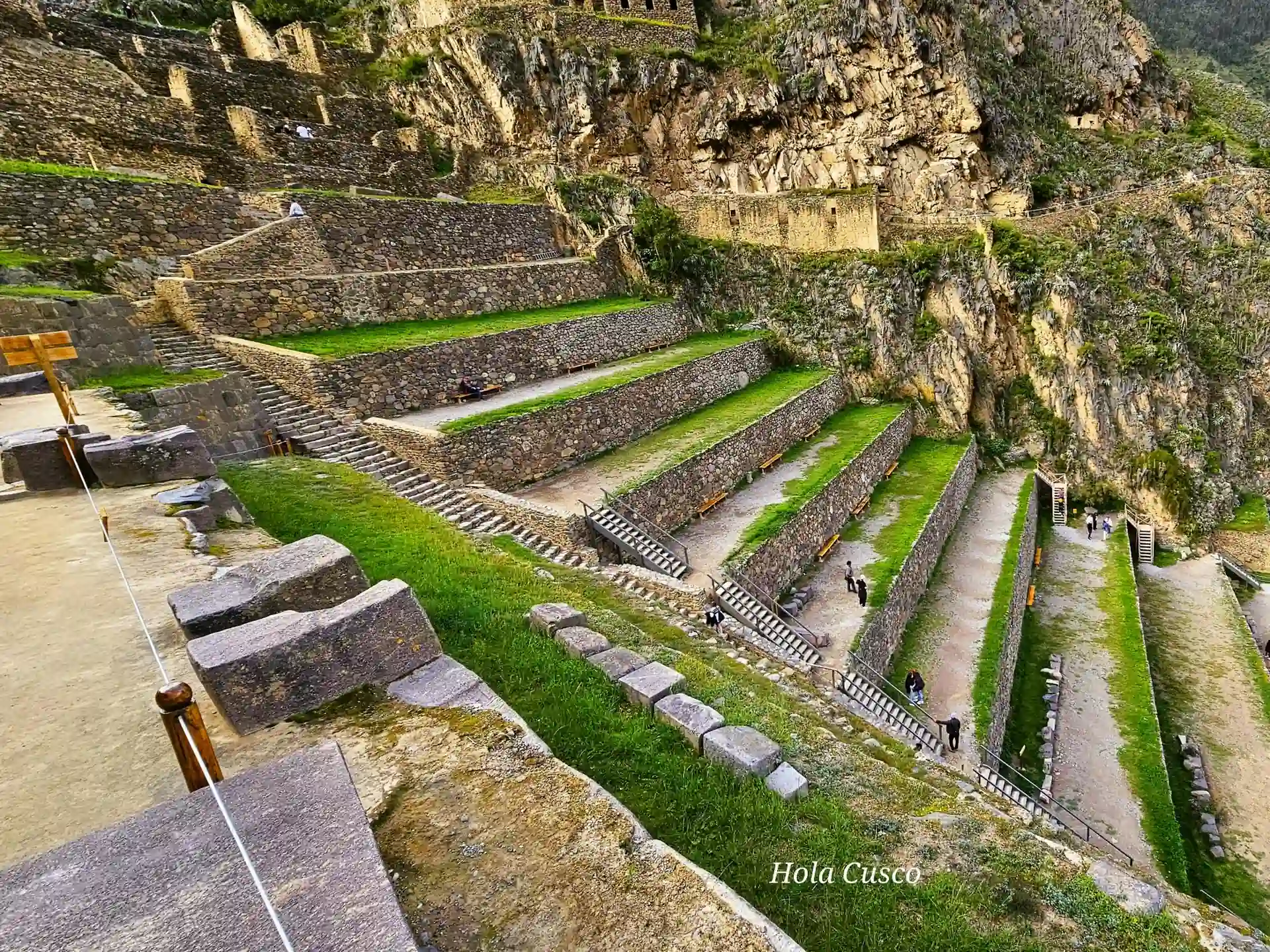 Fortaleza inca de Ollantaytambo con terrazas y templos