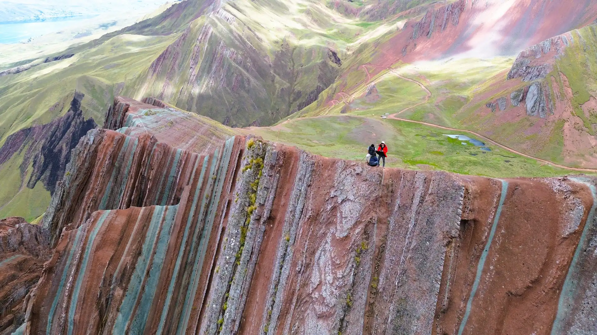 Turistas en la montaña de colores Pallay Punchu