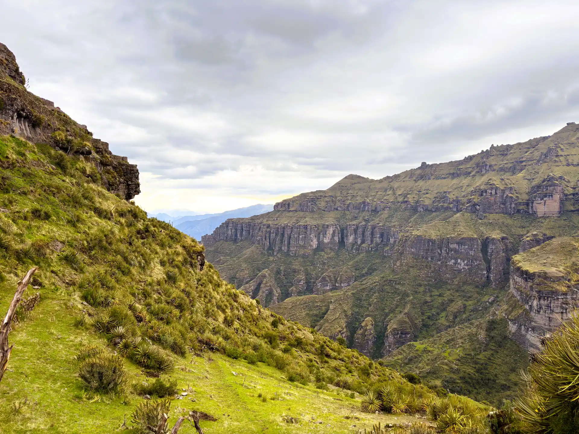 Cañones y paisajes altoandinos durante el trekking a Waqrapukara