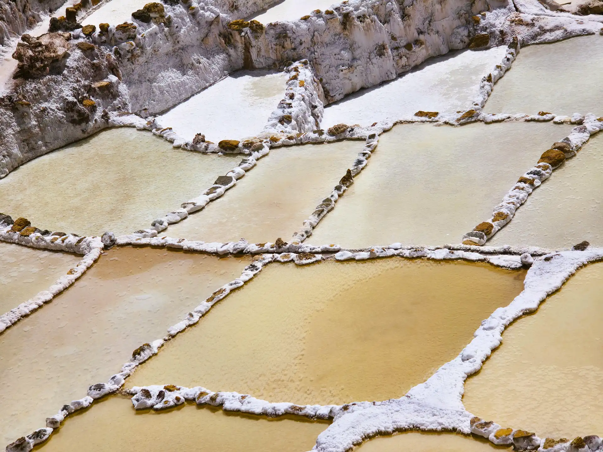 Salineras de Maras con cientos de pozas de sal en la montaña