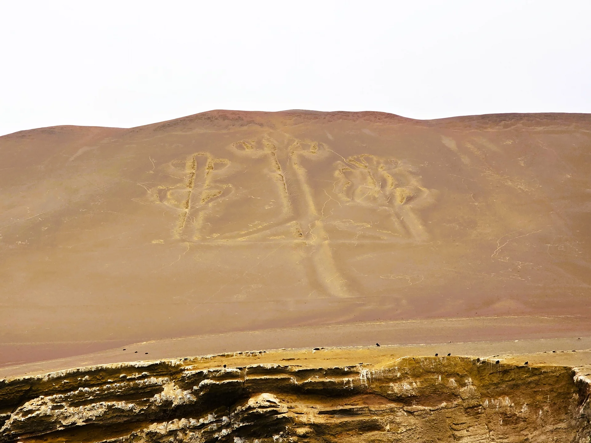 Candelabro de Paracas geoglifo visible desde el mar