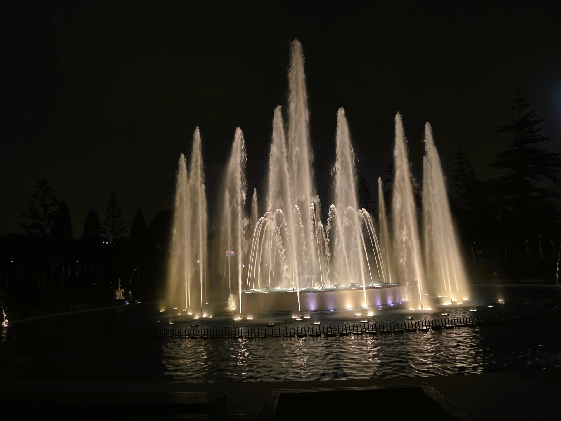 Túnel de agua iluminado del Circuito Mágico del Agua