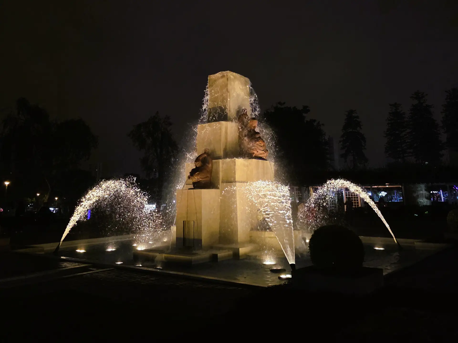 Entrada principal del Parque de la Reserva de noche en Lima