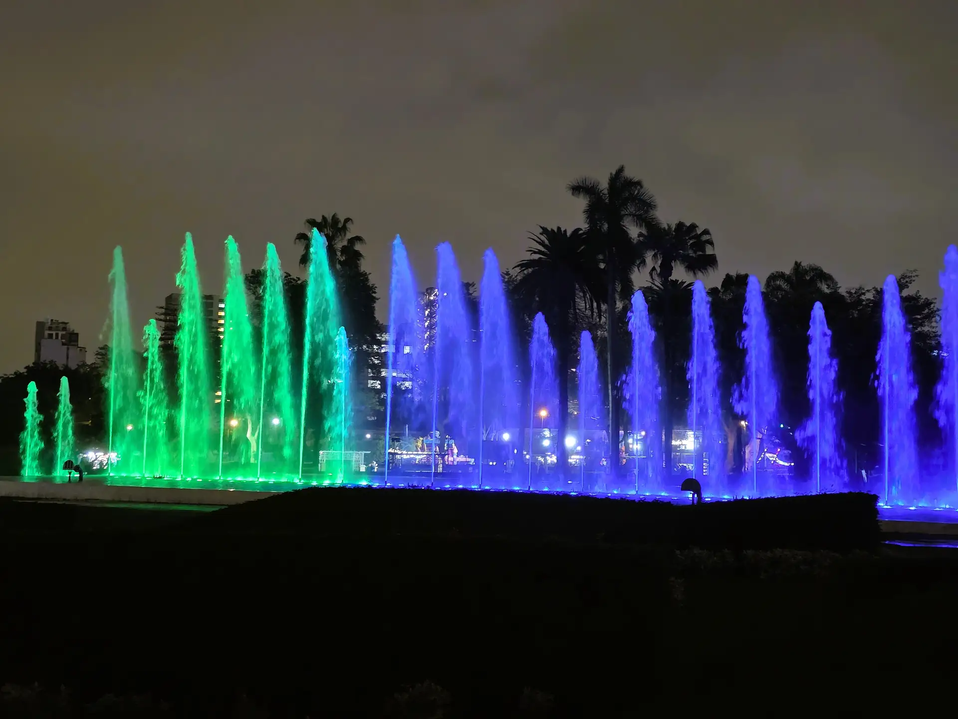 13 fuentes ornamentales iluminadas del Parque de la Reserva en Lima