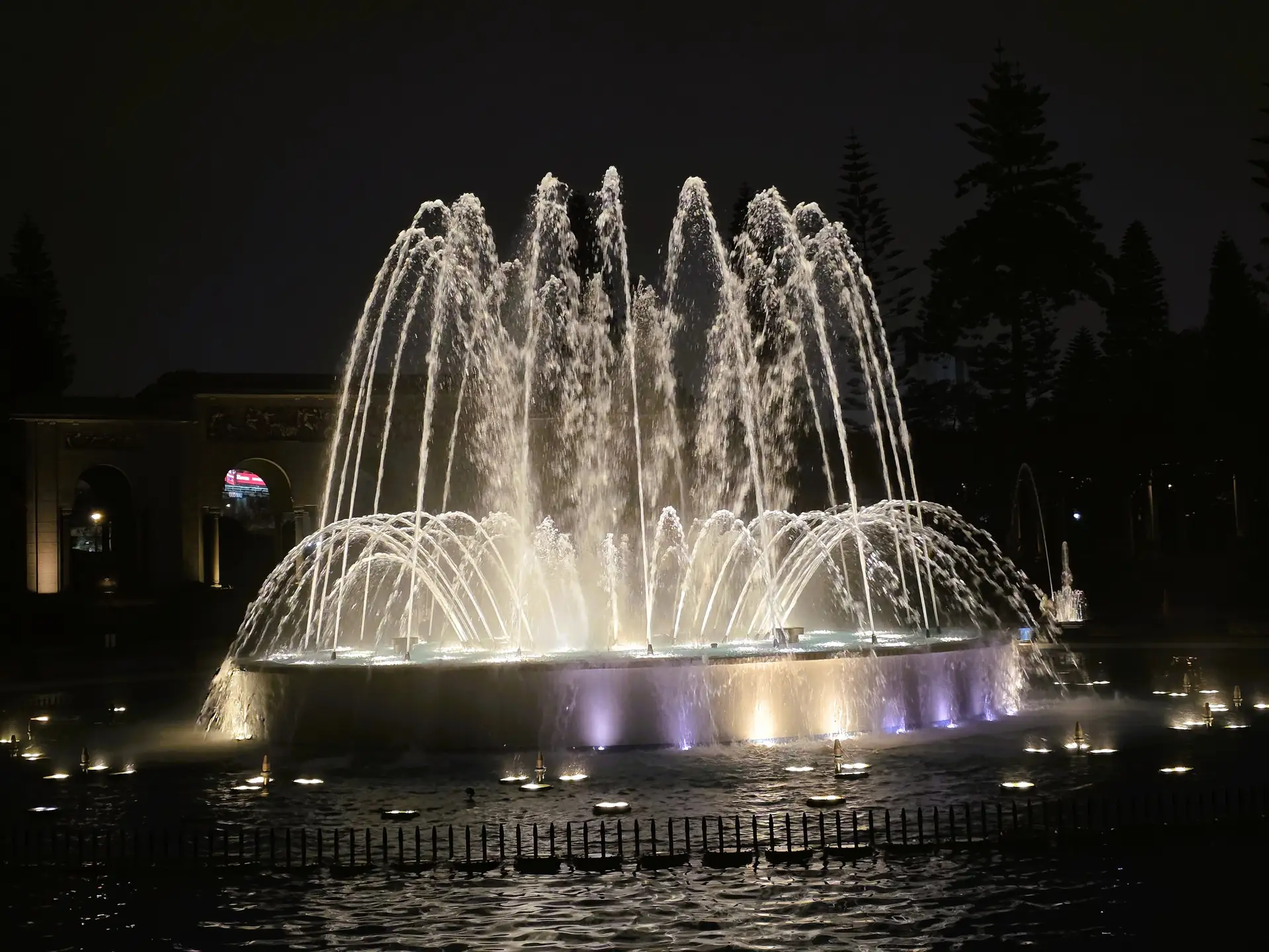 Espectáculo de agua y luces sincronizadas con música en Lima