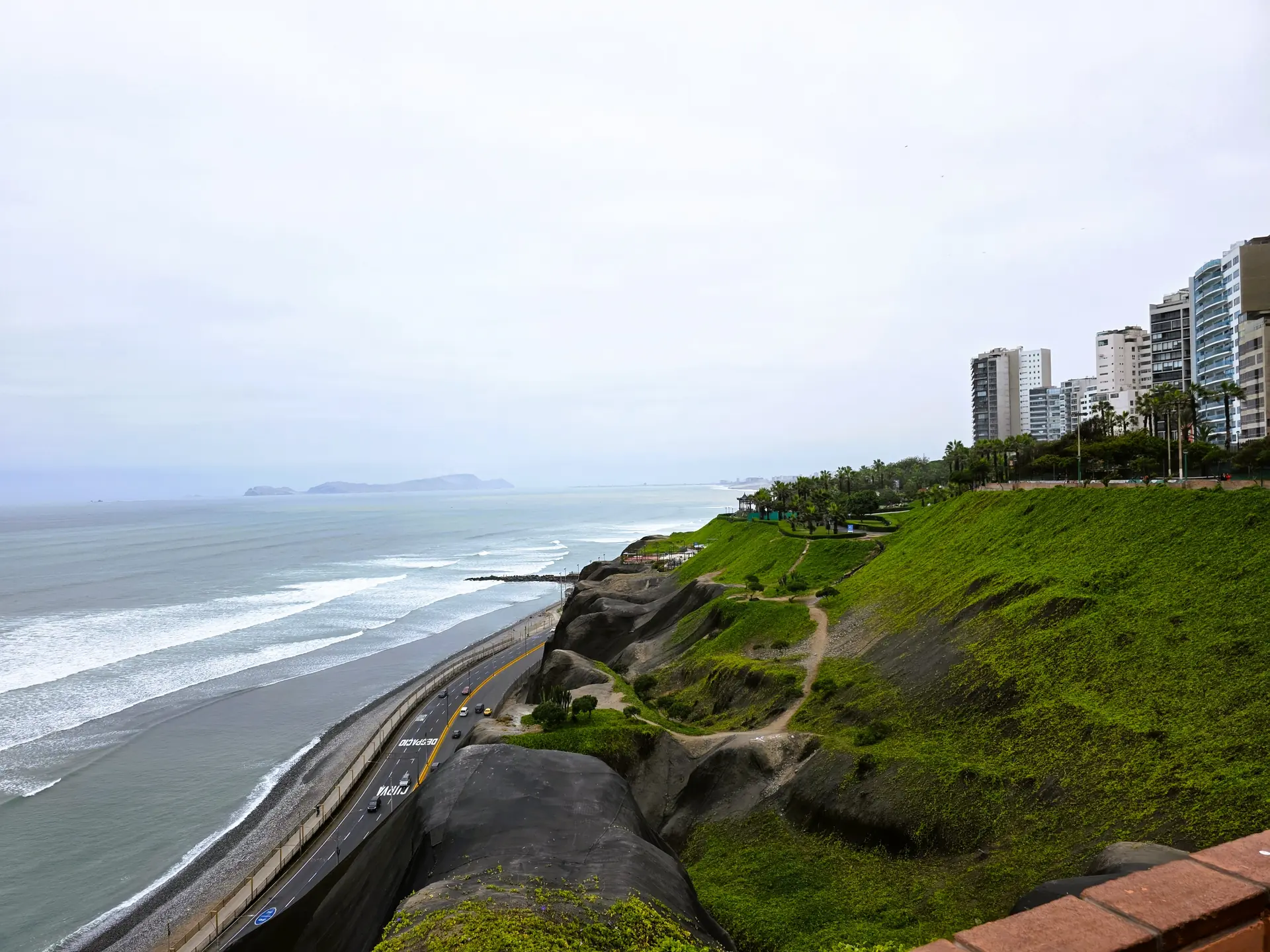 Malecón de Miraflores y el océano Pacífico al atardecer