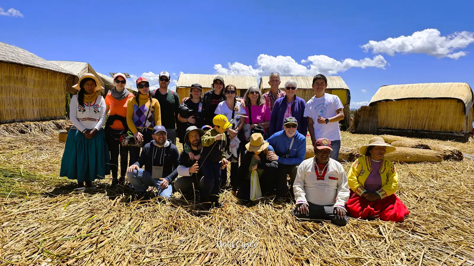 Turistas posando en la isla de Uros