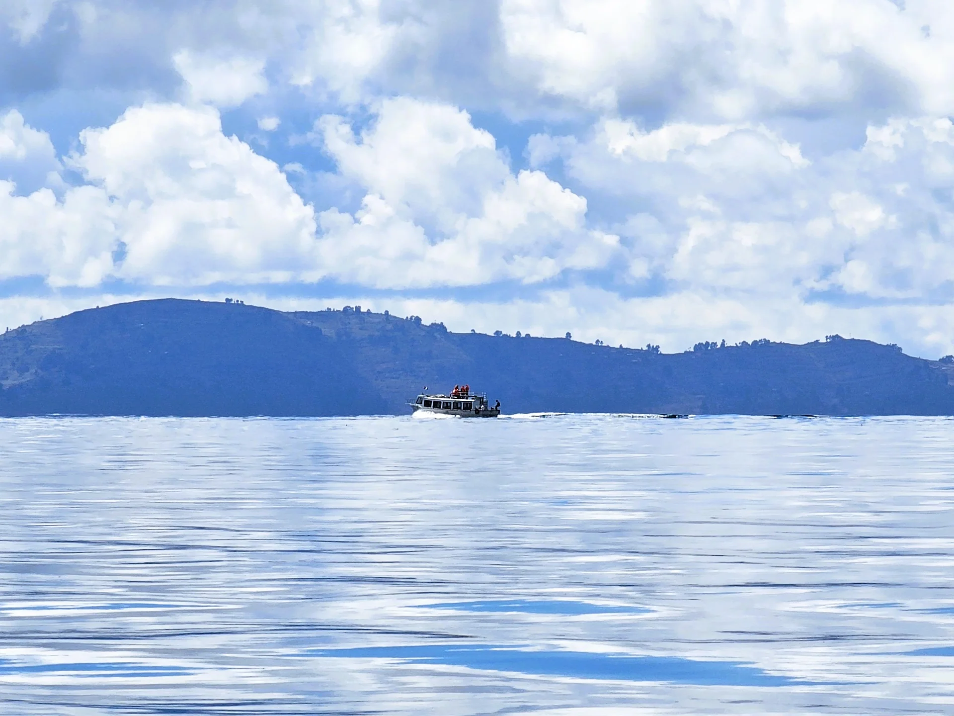 Embarcación turística en el Lago Titicaca