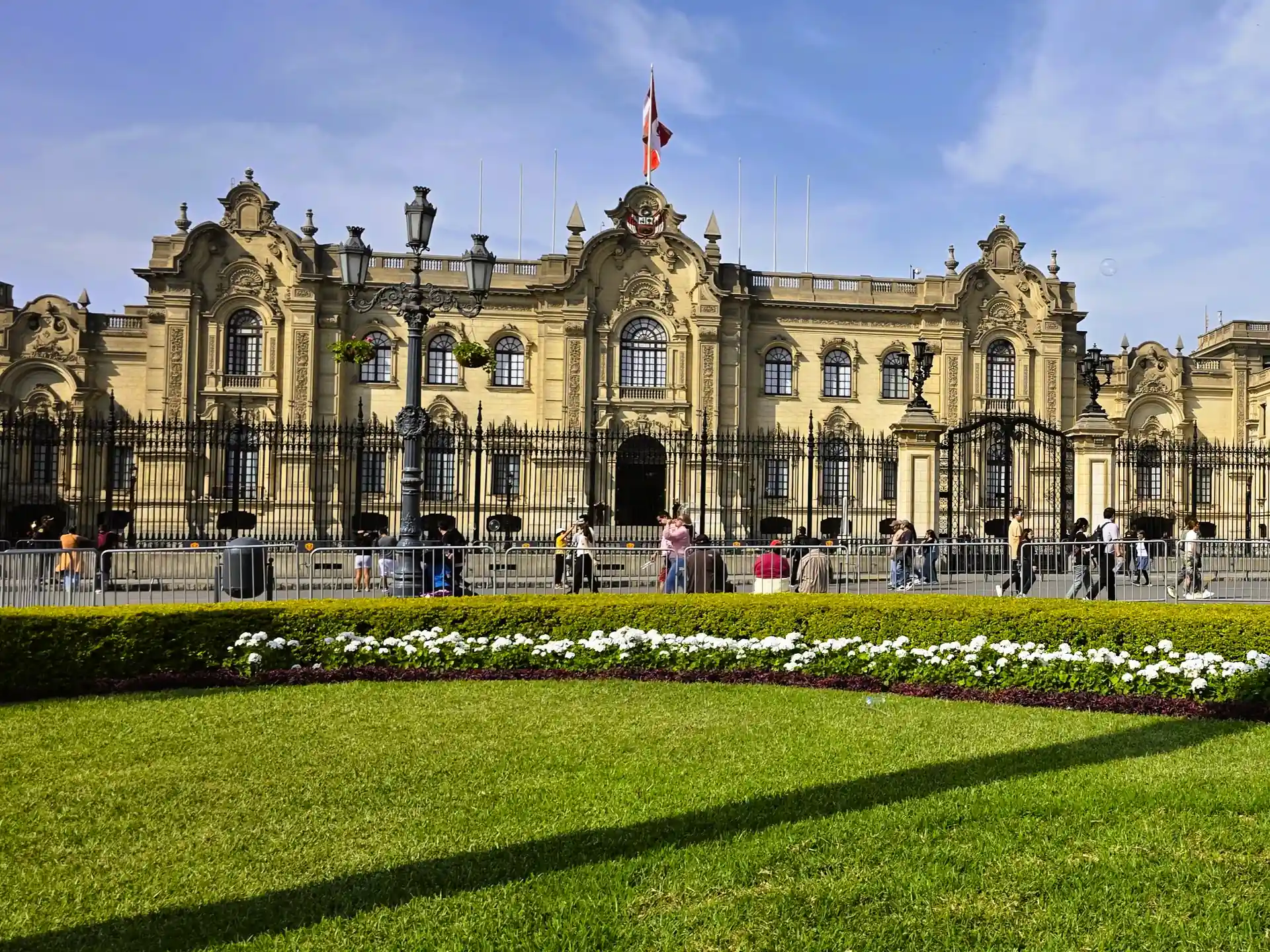 Plaza Mayor de Lima con la Catedral y el Palacio de Gobierno