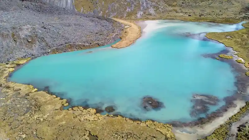 Detalle del color brillante y los paisajes naturales que rodean las famosas lagunas.