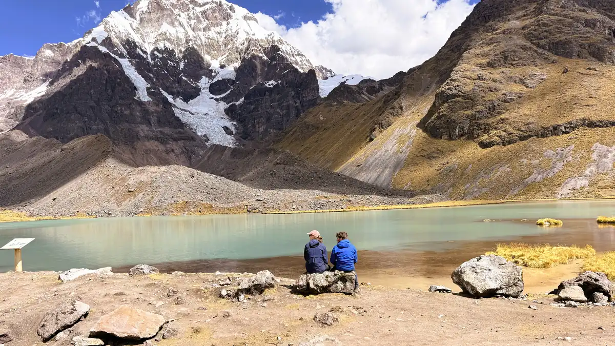 Paisaje altoandino del circuito turistico de las siete lagunas de Ausangate en la region de Cusco.