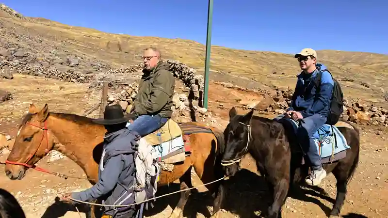 Servicio tradicional de arrieros y caballos para facilitar la caminata en el Ausangate.
