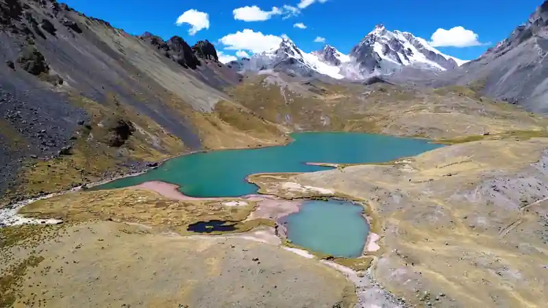 Perspectiva elevada del sendero de trekking y las hermosas lagunas de la cordillera.