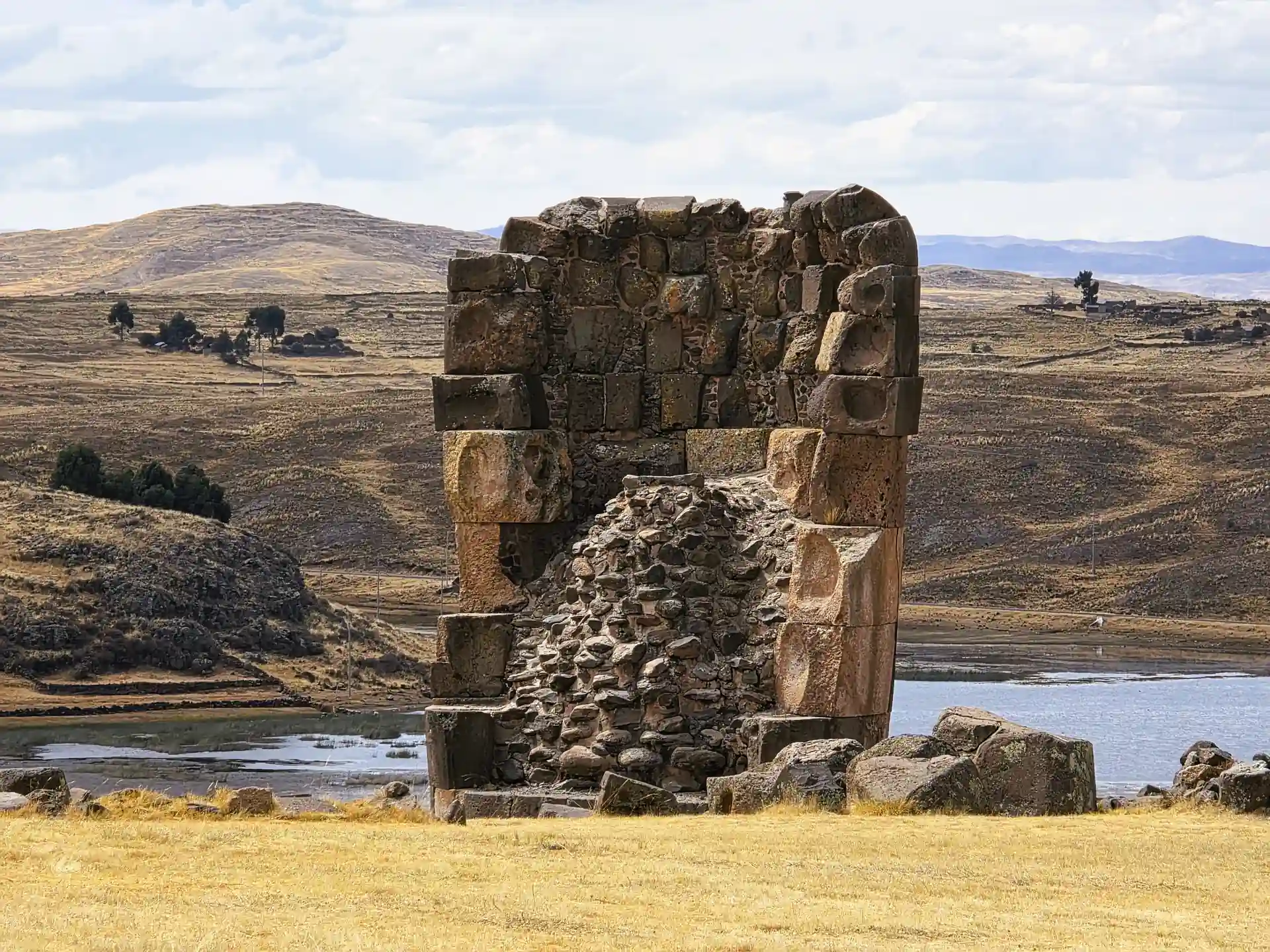 Vista panorámica del complejo arqueológico de Sillustani