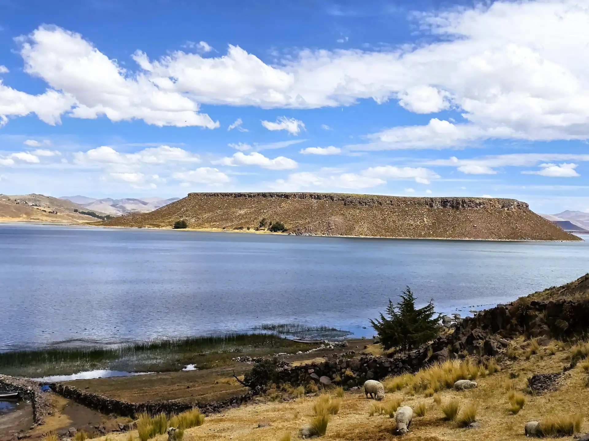 Laguna Umayo rodeando la península de Sillustani