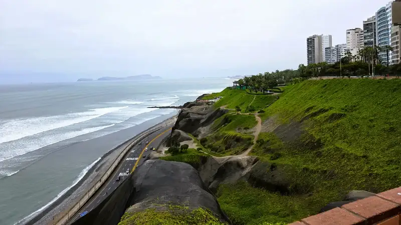 Vista de la bahia de Lima y los modernos edificios residenciales sobre el malecon turistico de Miraflores.