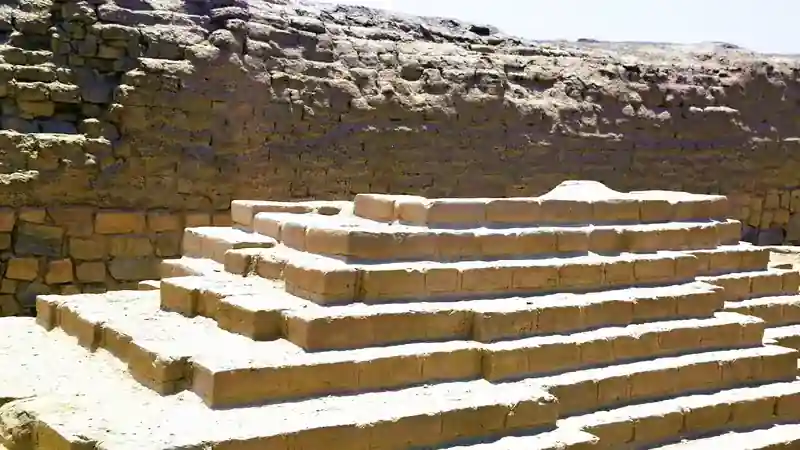 Detalle de la arquitectura de adobes colocados en forma de libro en el templo de la Huaca Pucllana.