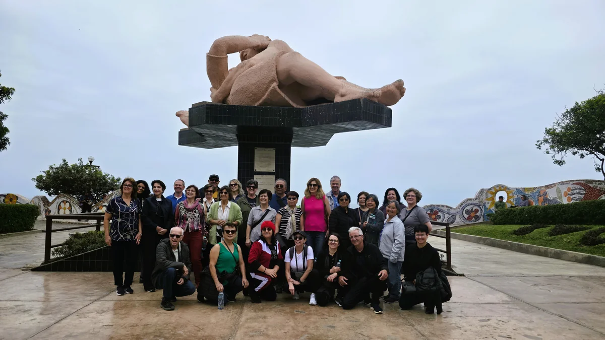 Experiencia de viaje grupal y turismo cultural en el malecon de Miraflores durante el City Tour Lima Peru.
