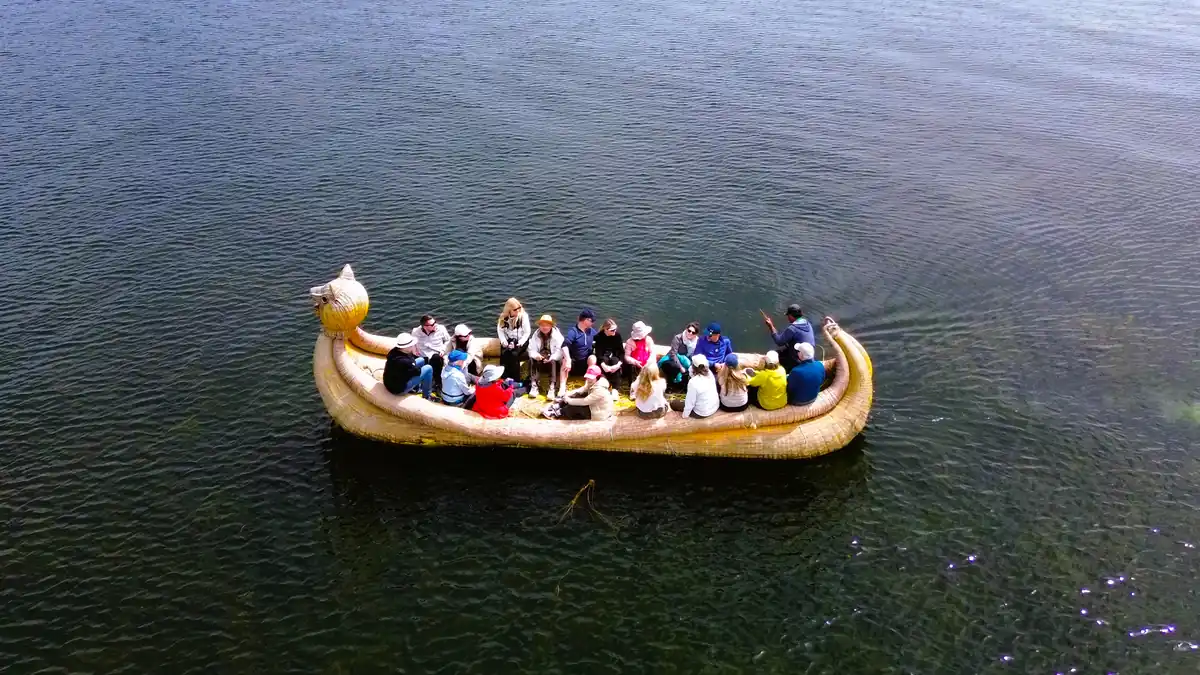 Balsa tradicional de totora en Uros