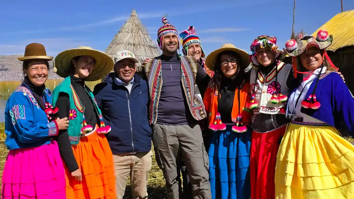 Turistas con trajes típicos en Uros