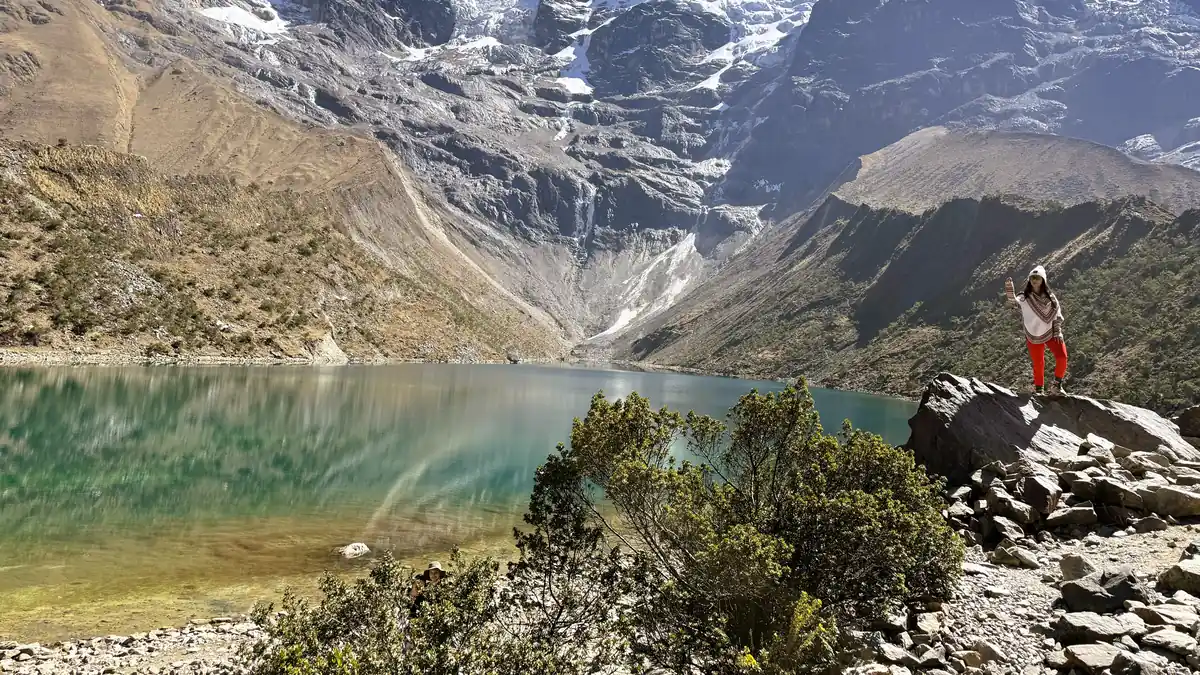 Atractivo turistico natural de alta montaña mostrando la Laguna Humantay y el pico nevado en la region de Cusco.