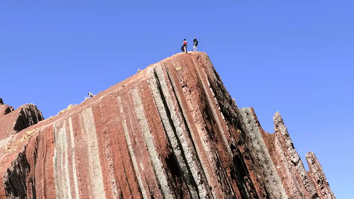 Turistas en la cima de la Montaña Pallay Punchu