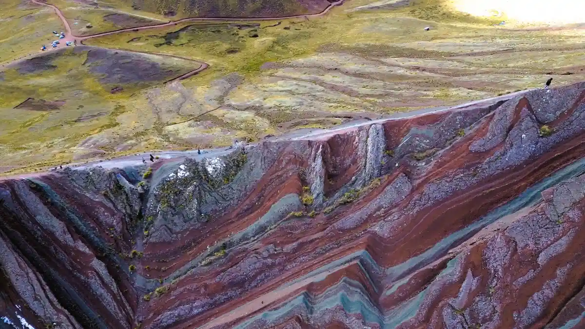 Vista aérea de las crestas de colores Pallay Punchu