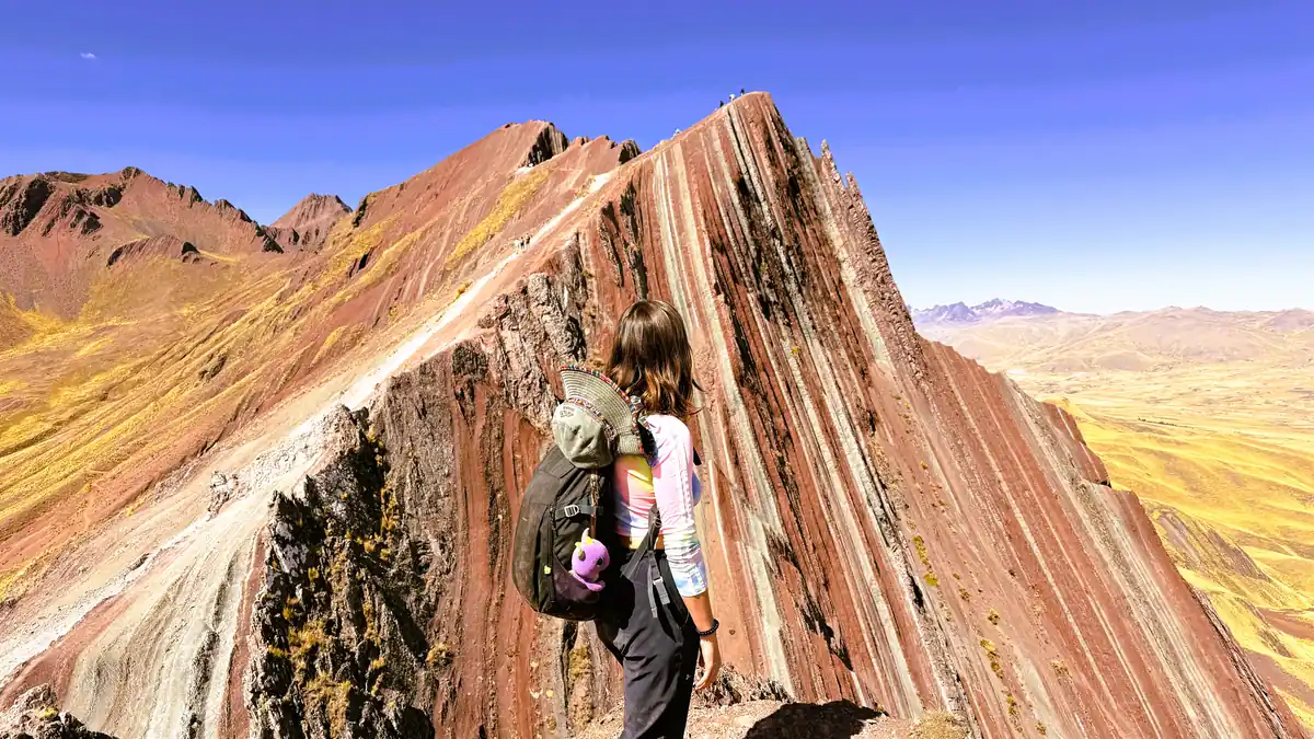 Paisaje altoandino y senderismo en la colosal montana de colores Pallay Punchu en el sur del Peru.