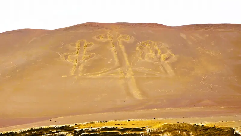 Detalle de las lineas grabadas en la arena del gigantesco geoglifo El Candelabro frente a la costa de Paracas Peru.