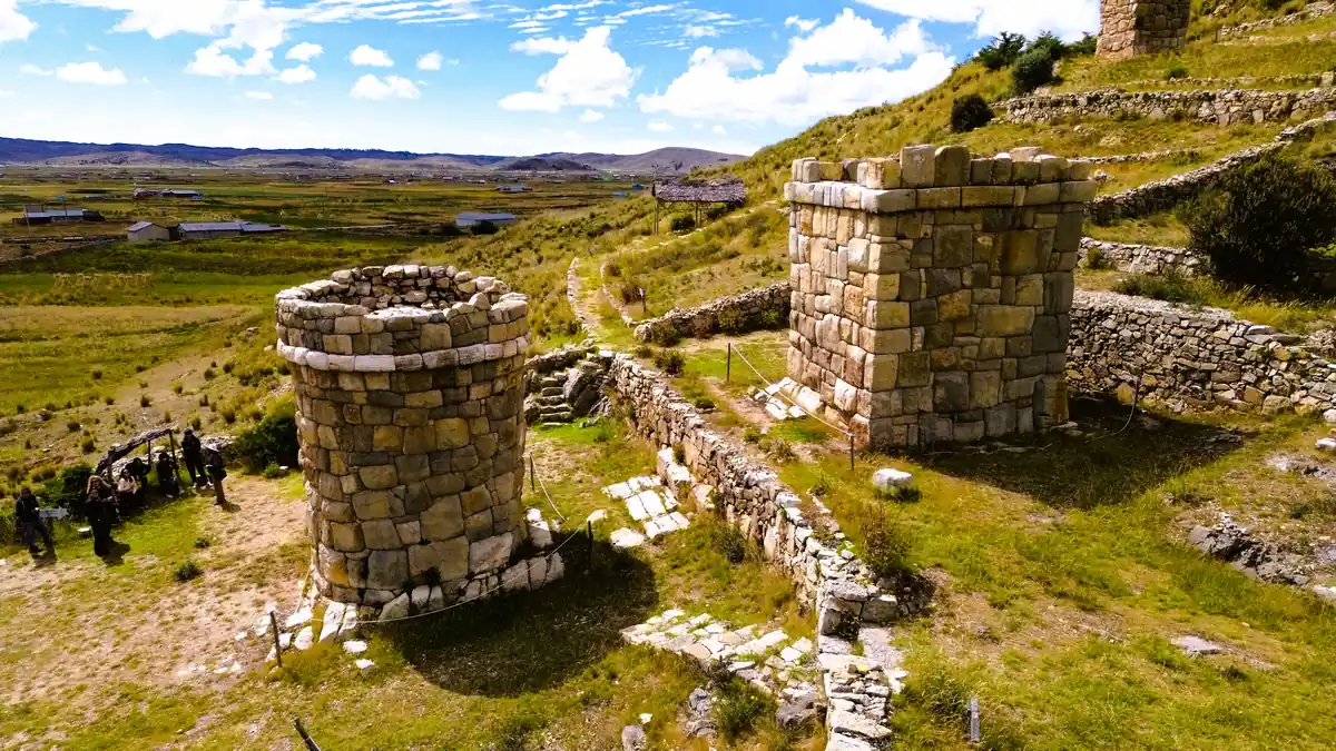 Patrimonio arqueologico precolombino e hitos de la cultura Lupaca en las Chullpas de Molloco en la region de Puno.