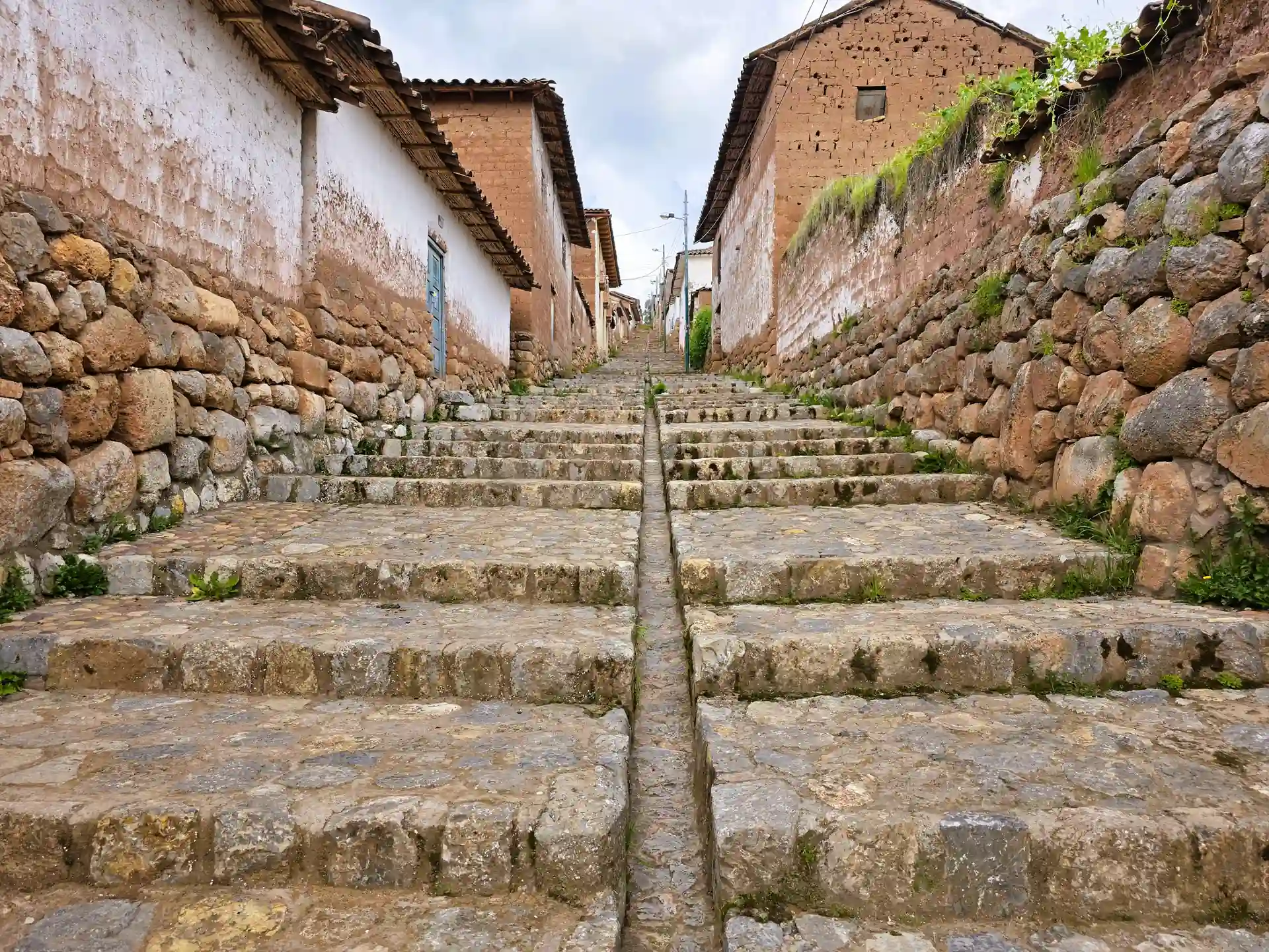 Calles históricas de piedra y casas de adobe tradicionales en el tour al Valle Sagrado.
