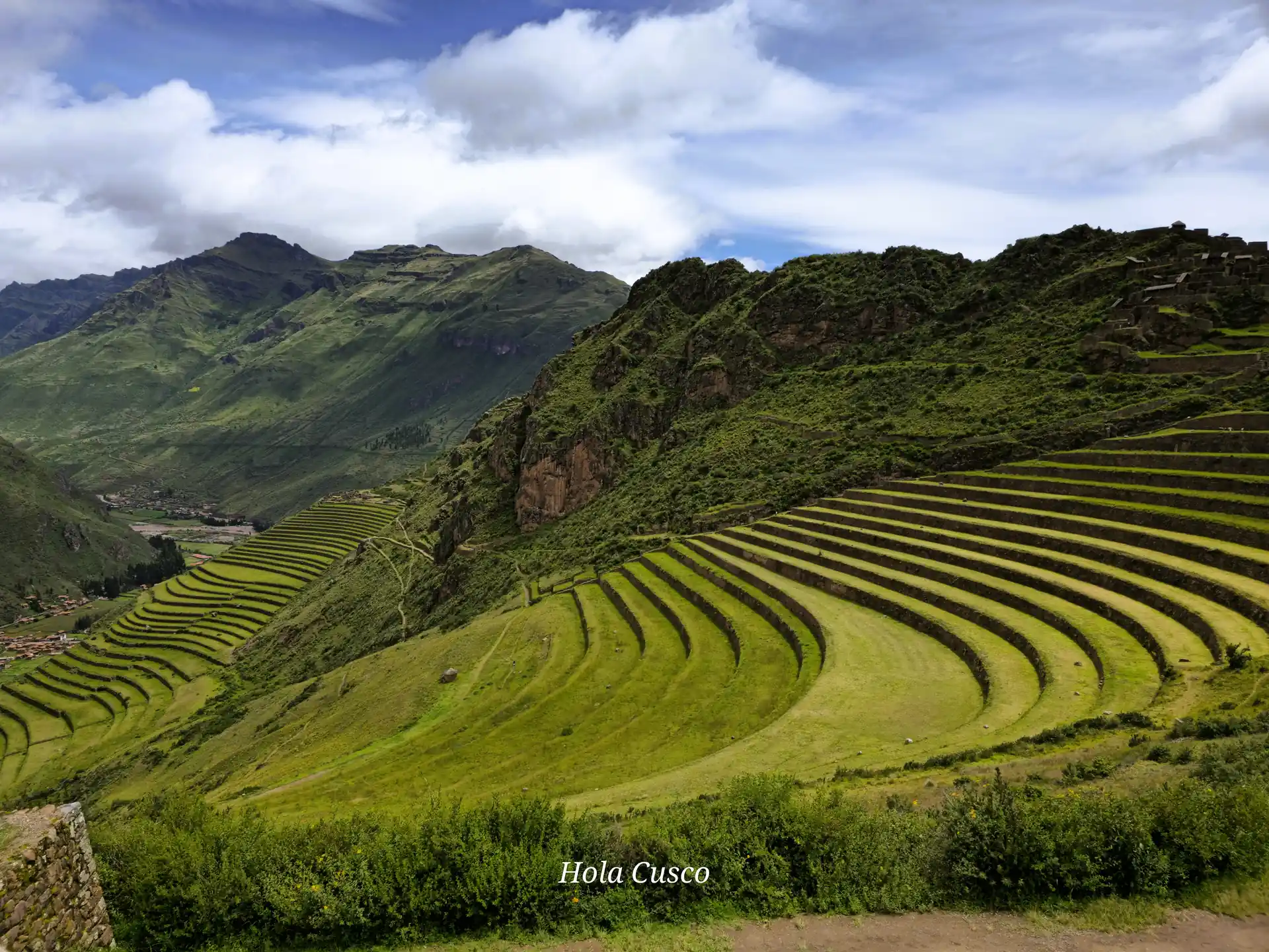 Vista panorámica de las monumentales terrazas de cultivo en las ruinas incas de Pisac.