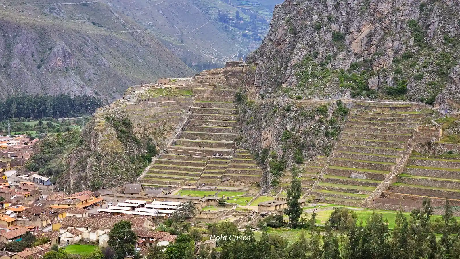 El pueblo tradicional y las milenarias ruinas de Ollantaytambo vistas desde la distancia.