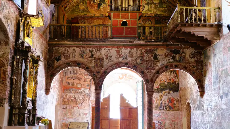 Detalle de las pinturas al fresco y retablos dorados coloniales del templo de Huaro en Cusco.