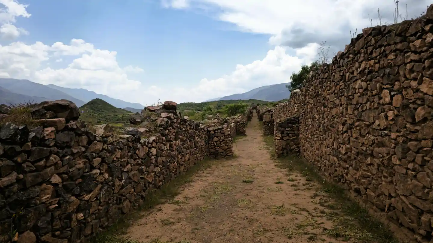 Detalle de la arquitectura y callejones de piedra del sitio arqueologico de Piquillacta en Cusco.