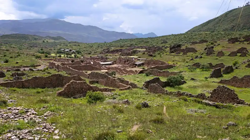 Paisaje natural y restos arqueologicos de la antigua ciudadela de Piquillacta en la region de Cusco.